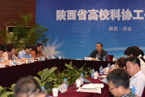 与会人员研讨高校科协工作(于海涛 摄).jpg